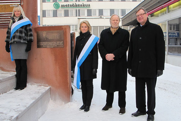 Hannes Gebhardin muistolaatta paljastettiin Kajaanissa
