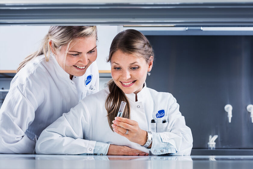 Kuvituskuvassa laboratorioympäristössä kaksi nuorta tutkijaa katsoo kädessä olevaa koeputkea.
