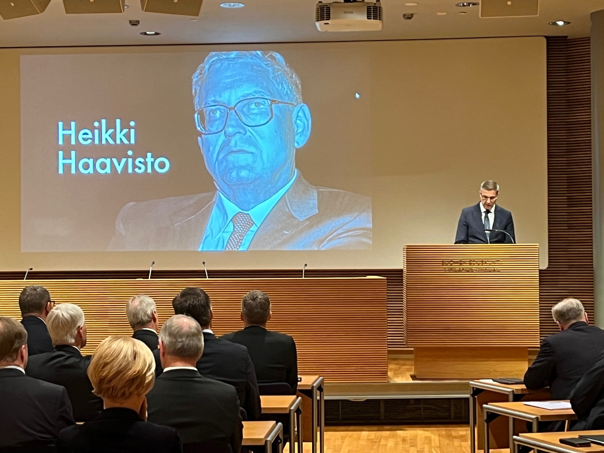 Petri Pitkänen puhuu haaviston muistoseminaarissa Pikkuparlamentissa