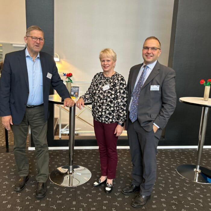 Pellervon hallituksen varapuheenjohtaja Tiina Linnaimaa ja EU-asiantuntija Jussi Savander keskustelevat Arlan hallituksen puheenjohtajan Jan Toft Nørgaardin kanssa.