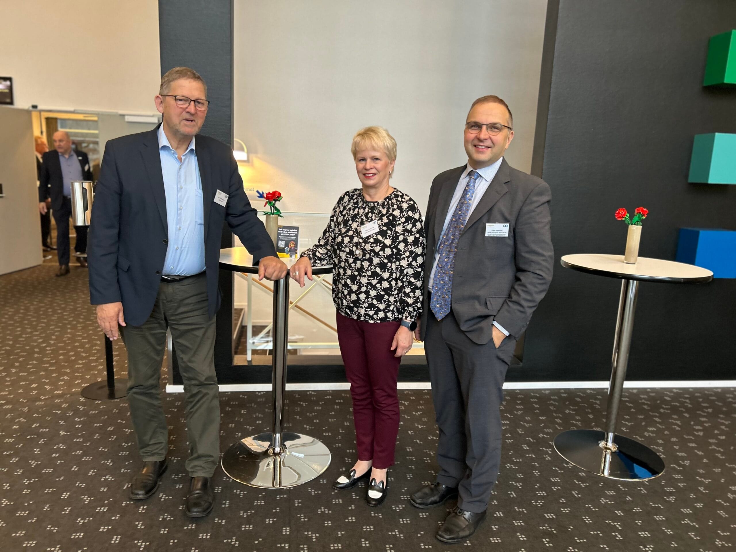 Pellervon hallituksen varapuheenjohtaja Tiina Linnaimaa ja EU-asiantuntija Jussi Savander keskustelevat Arlan hallituksen puheenjohtajan Jan Toft Nørgaardin kanssa.